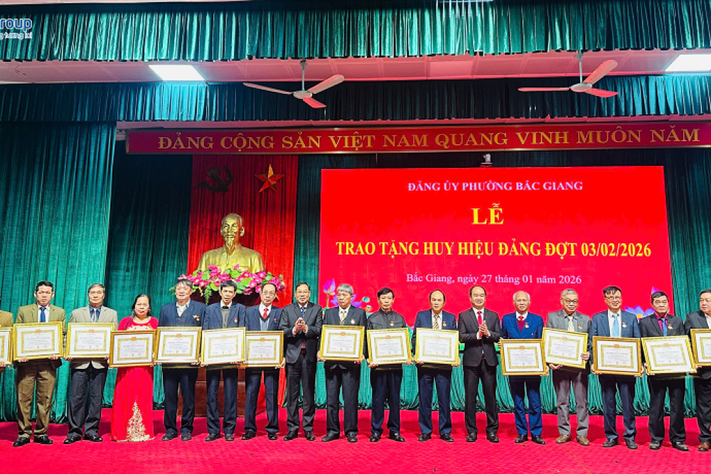 Đồng chí Nguyễn Quang Tuấn – Chủ tịch Tập đoàn ICOGroup vinh dự đón nhận Huy hiệu 30 năm tuổi Đảng