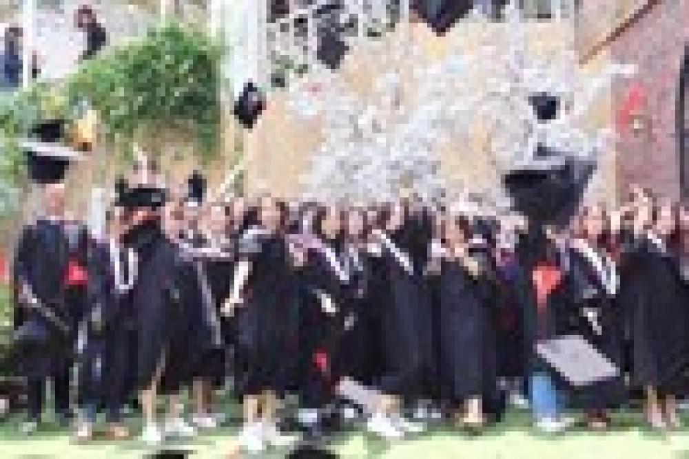 Du học sinh ICOGroup hạnh phúc trong buổi lễ tốt nghiệp