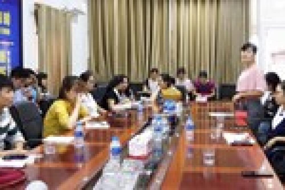 Thực hành nghệ thuật đàm phán trong buổi sinh hoạt sách tháng 8