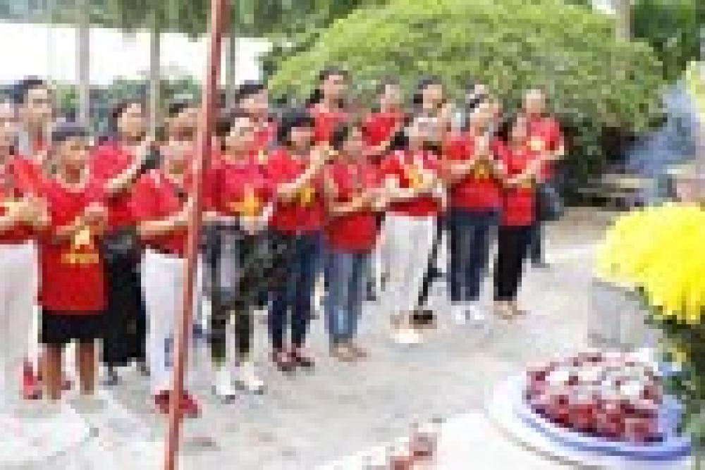 ICOLanguage dâng hương tri ân các anh hùng liệt sĩ và tặng quà gia đình khó khăn tại Hà Giang